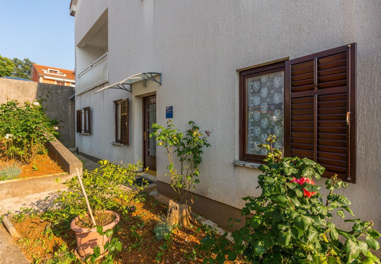 Apartment Domijan By El-Pi Tours Njivice Exterior foto